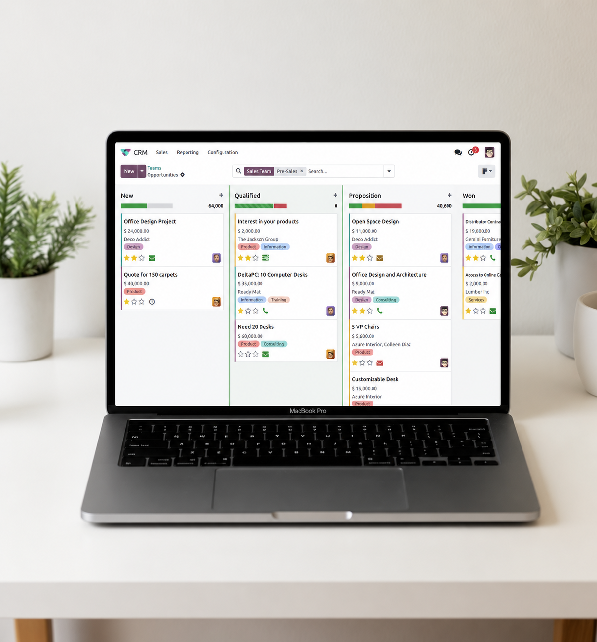 MacBook Pro affichant l'interface Odoo sur un bureau ordonné — après Odoo